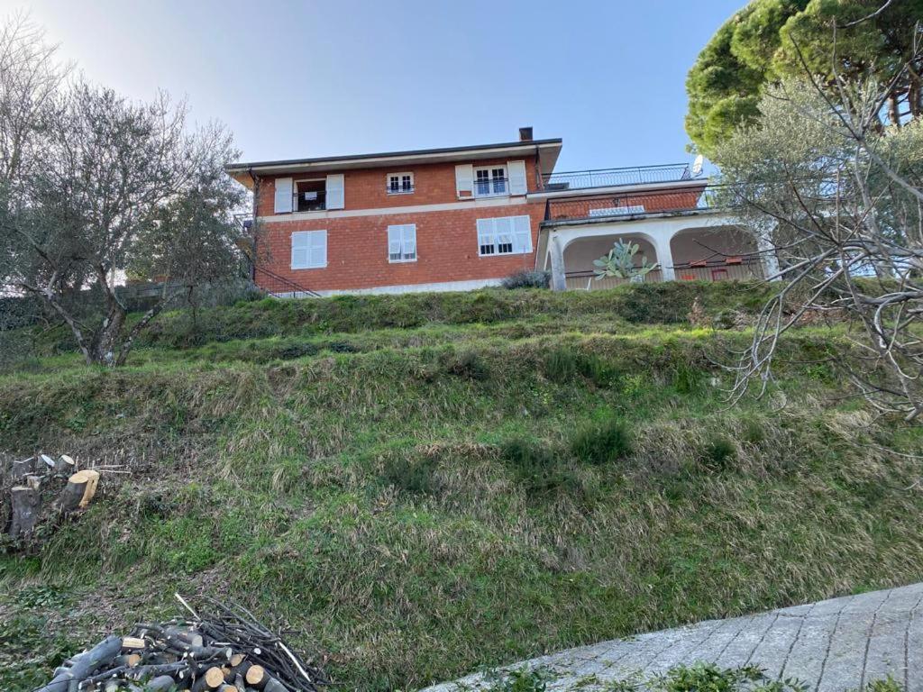 Casa Vacanza Villa Patrizia Follo Alto Bagian luar foto